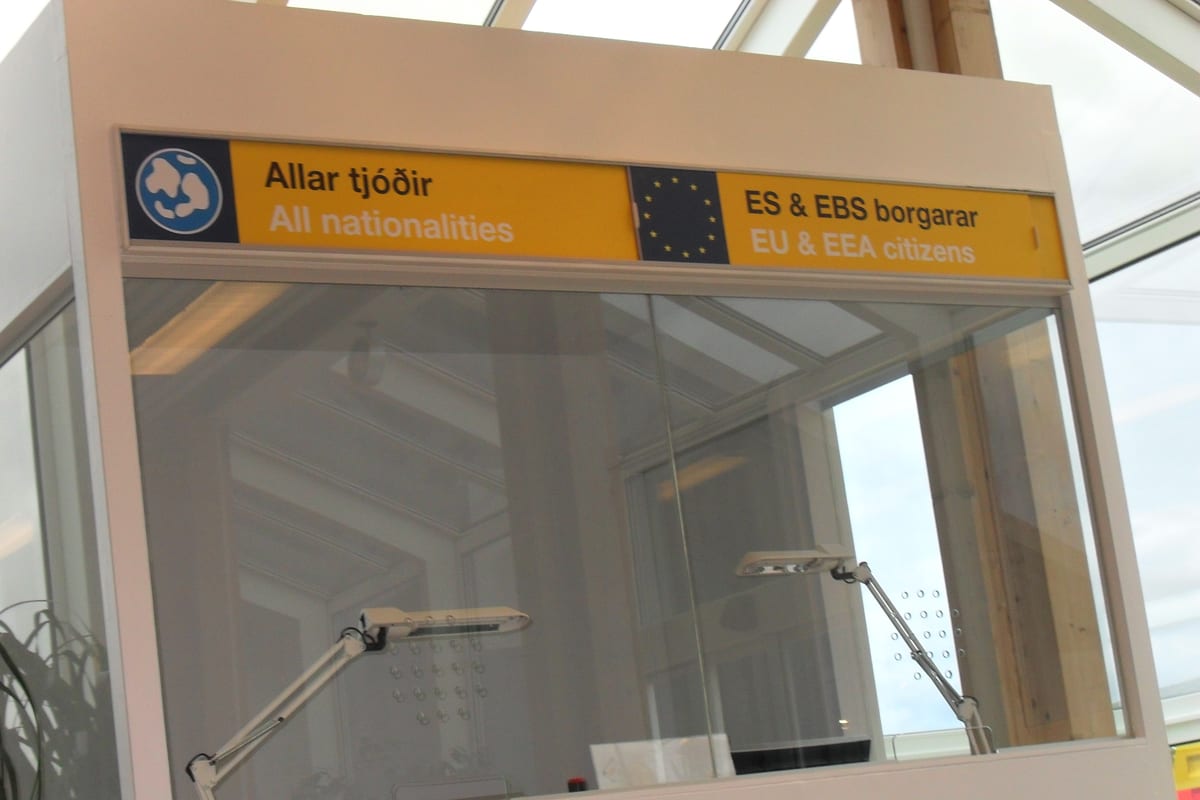 Skilt ved tollkontrollen på en flyplass med egne anvisninger for EU- og EØS-borgere